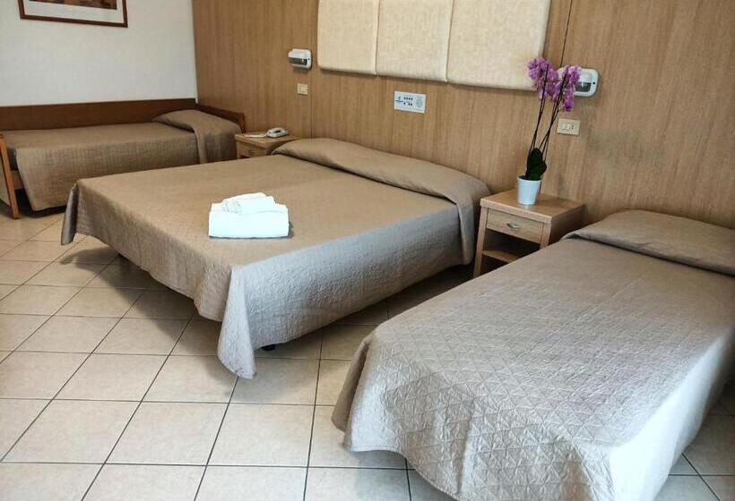 חדר סטנדרט לשלושה עם מרפסת, Cormoran