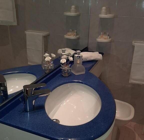 חדר סטנדרט לשלושה עם מרפסת, Cormoran