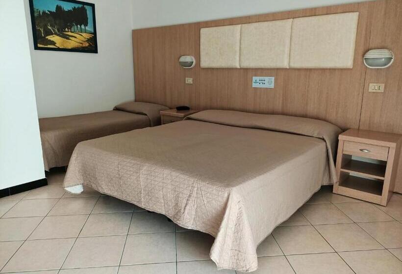 חדר סטנדרט לשלושה עם מרפסת, Cormoran