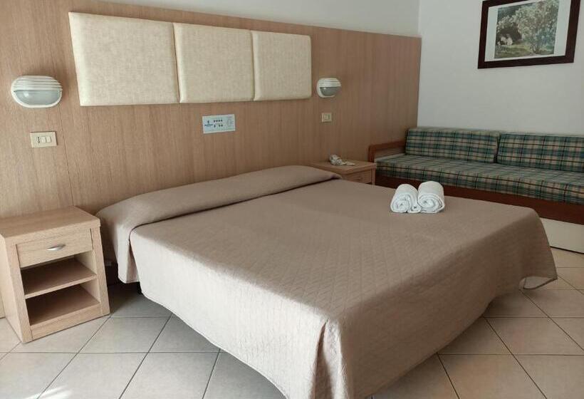 חדר סטנדרט לשלושה עם מרפסת, Cormoran