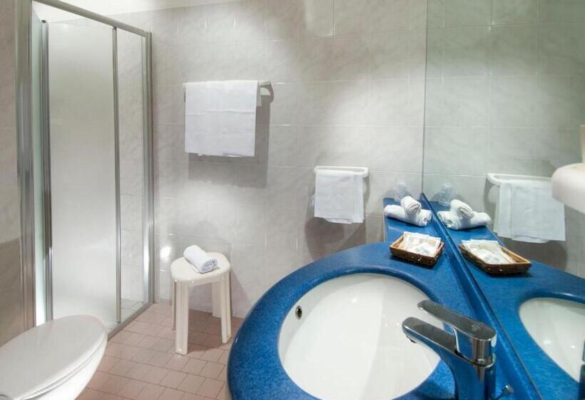 חדר לארבעה סטנדרטי עם מרפסת, Cormoran