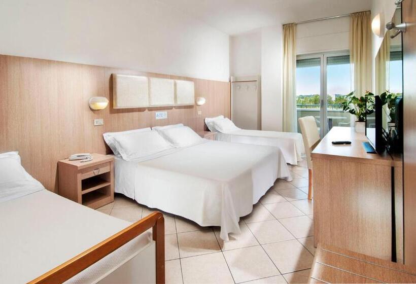 חדר לארבעה סטנדרטי עם מרפסת, Cormoran