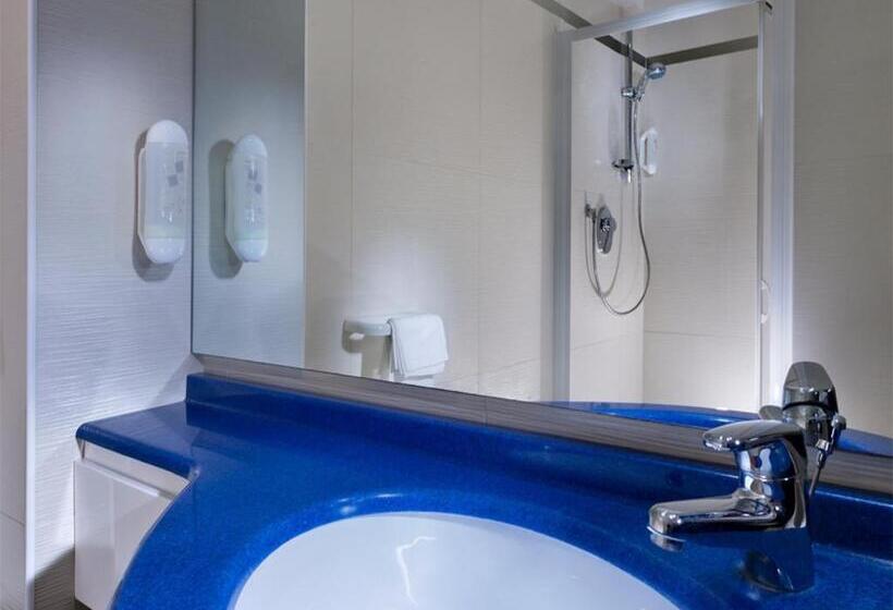 חדר משפחתי נוף לבריכה, Cormoran