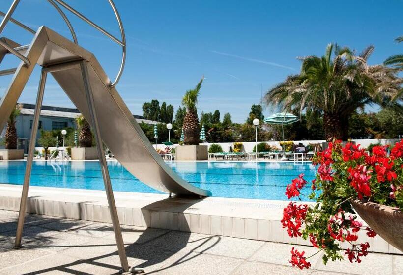 חדר משפחתי נוף לבריכה, Cormoran