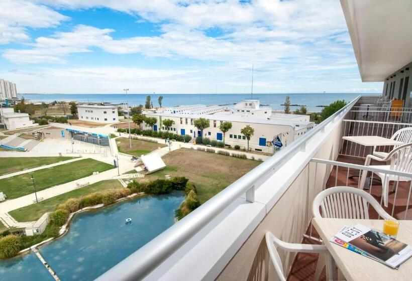 חדר סטנדרט לשלושה, Cormoran