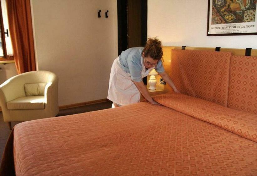 スタンダードルーム, Des Geneys