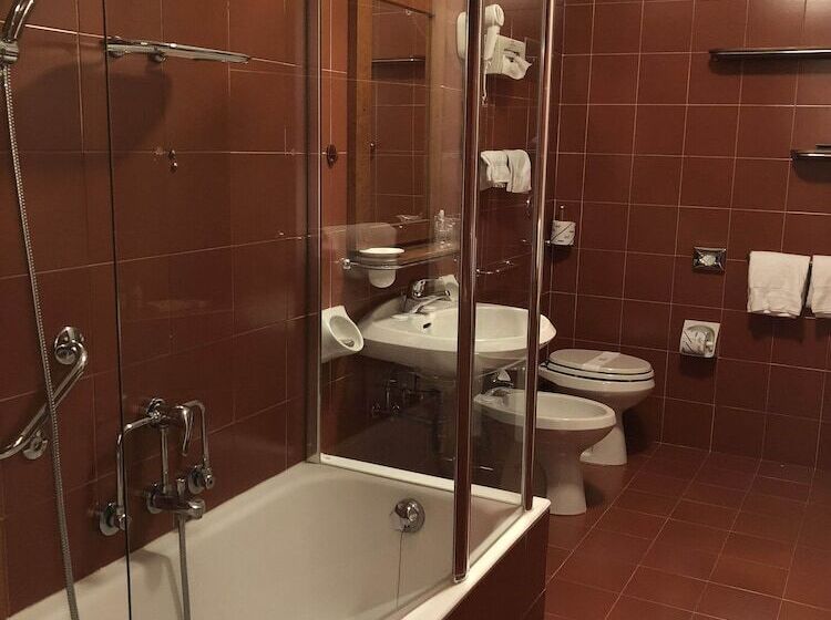 标准单人间, Majoni