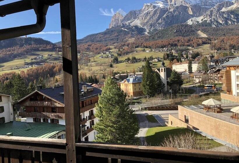 Номер Стандарт Вид на Горы, Majoni