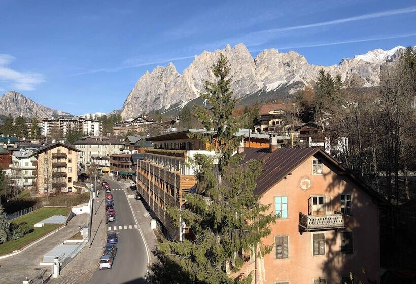 可观山景的小型套房, Majoni