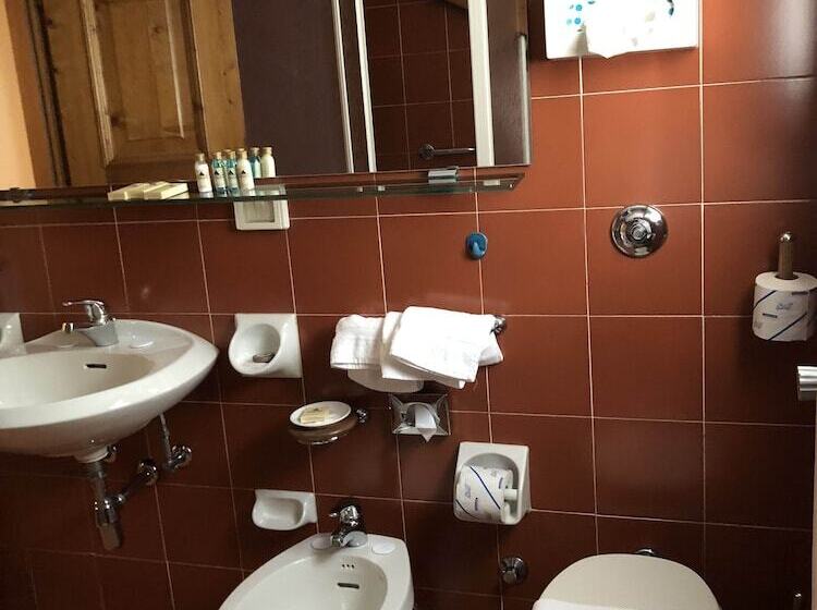 可观山景的小型套房, Majoni