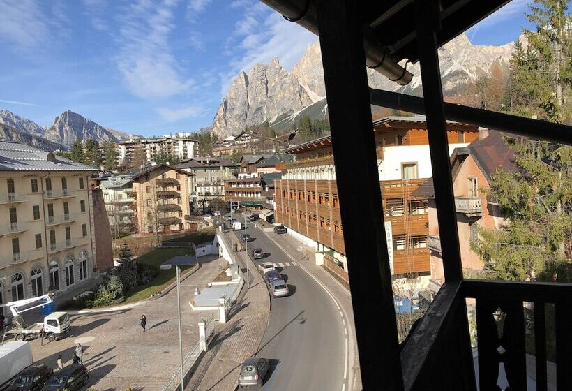 Полулюкс Вид на Горы, Majoni