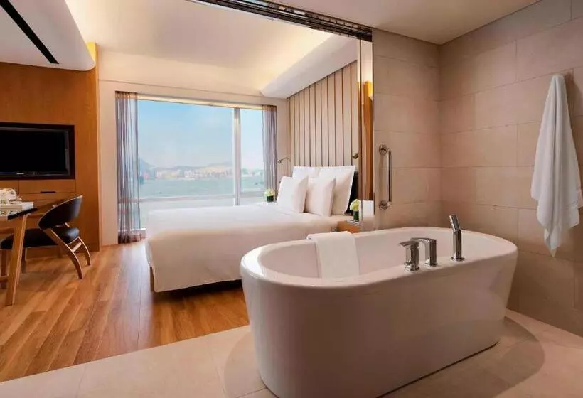 استودیو اجرایی, Renaissance Hong Kong Harbour View