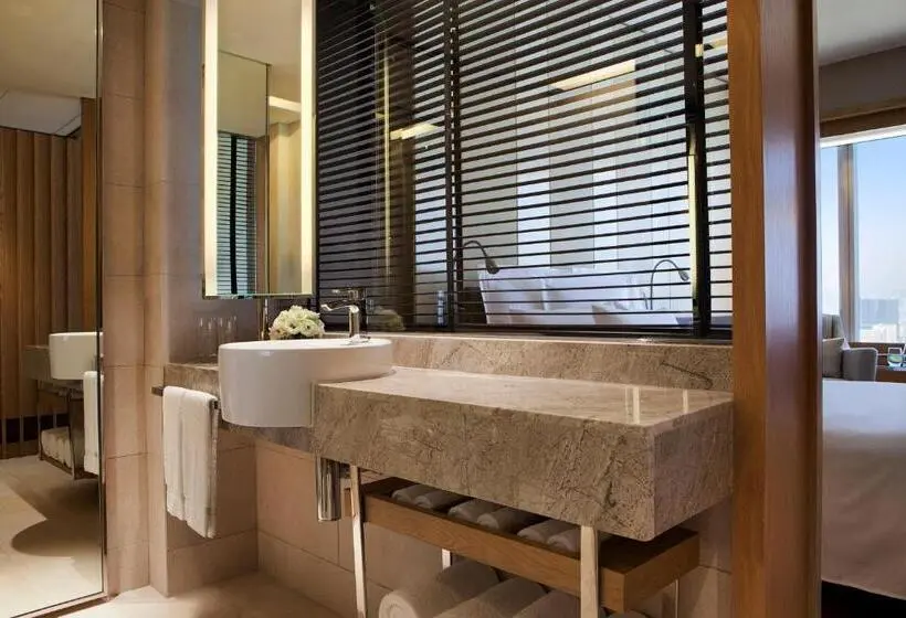 اتاق استاندارد با تخت بزرگ, Renaissance Hong Kong Harbour View