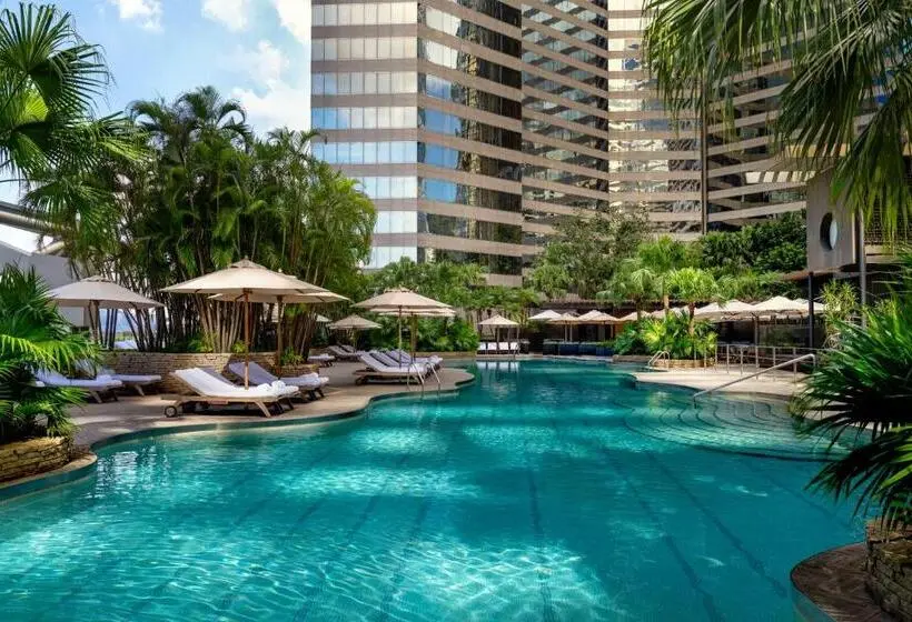اتاق استاندارد با تخت بزرگ, Renaissance Hong Kong Harbour View