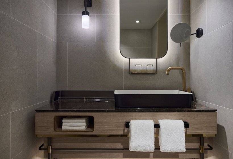 سوئیت کلاب, Sheraton Hong Kong Hotel & Towers