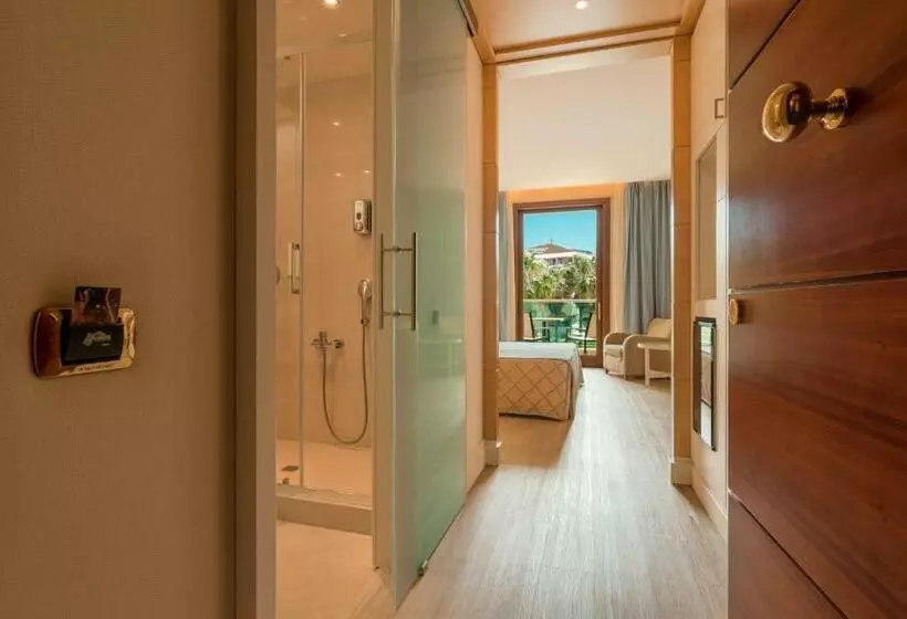 اتاق استاندارد با بالکن و چشم‌انداز باغ, Smy Carlos V Wellness & Spa Alghero