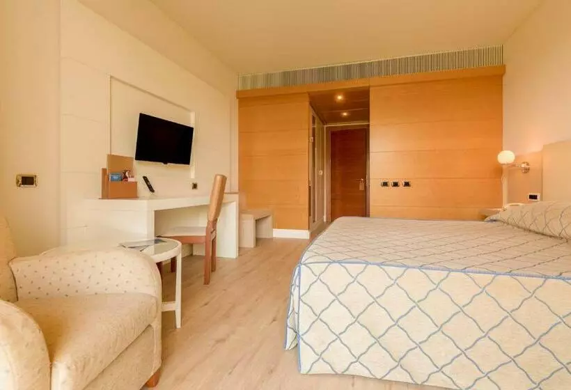 اتاق استاندارد با بالکن و چشم‌انداز باغ, Smy Carlos V Wellness & Spa Alghero