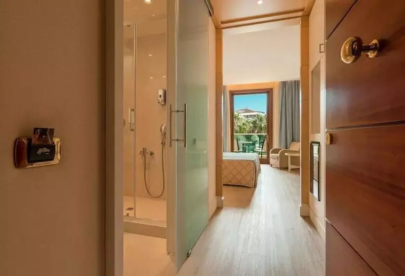 اتاق استاندارد با بالکن و چشم‌انداز باغ, Smy Carlos V Wellness & Spa Alghero
