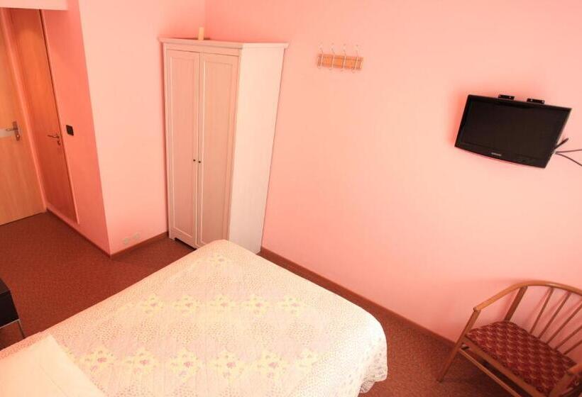 Chambre Standard Individuelle, Torrismondi