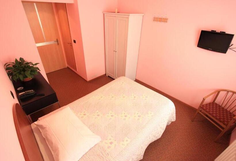 Chambre Standard Individuelle, Torrismondi