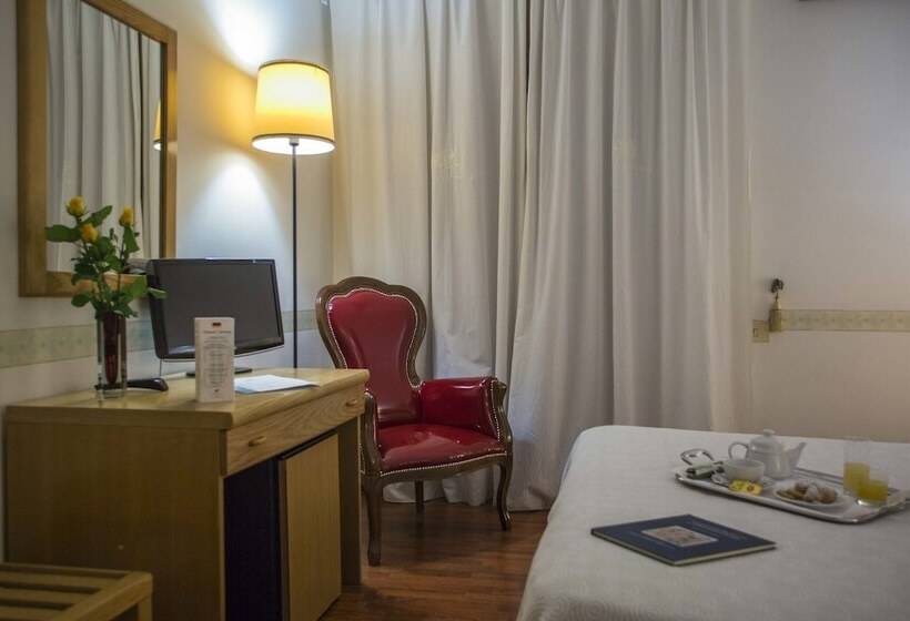 חדר סטנדרט לשלושה, Victoria Maiorino