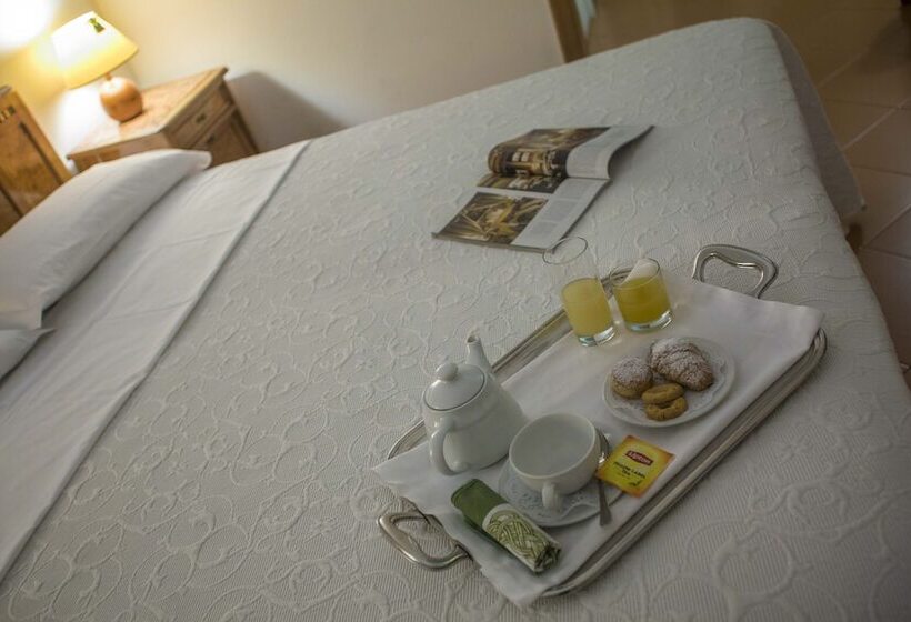 סוויטת ג'וניור, Victoria Maiorino