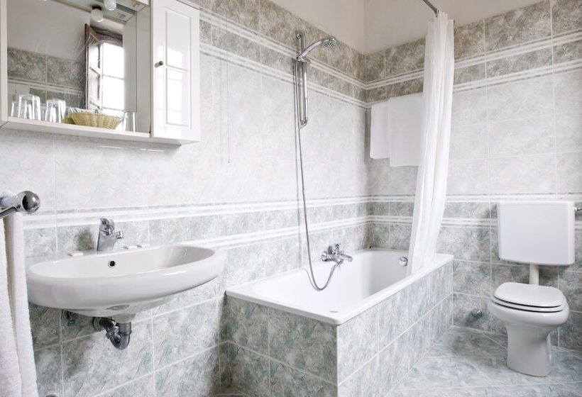 اتاق استاندارد سه نفره, Alessandra