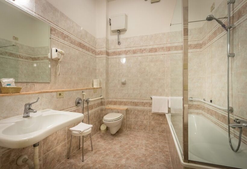 اتاق سوپریور با چشم‌انداز رودخانه, Alessandra