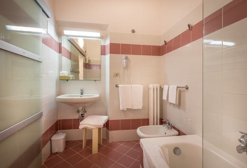 اتاق عادی, Alessandra