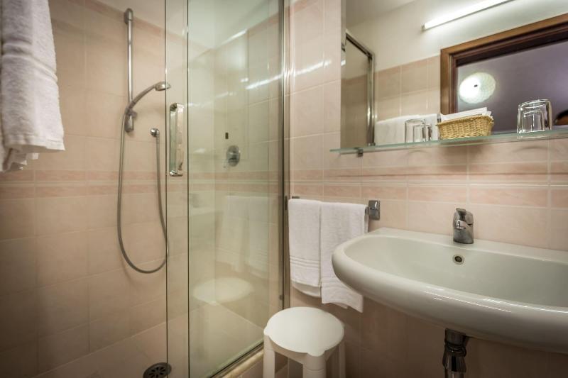 اتاق استاندارد یک نفره, Alessandra