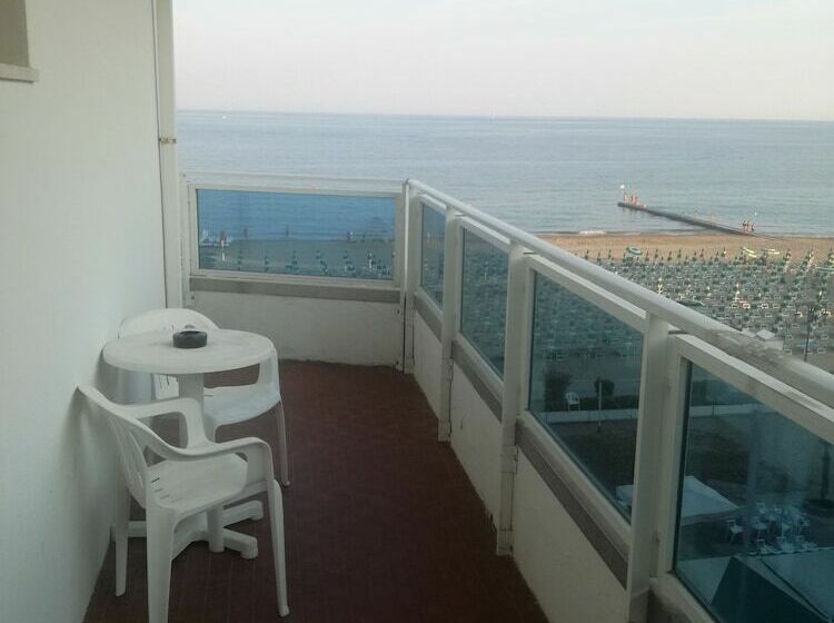 侧面海景标准三人间, Heron