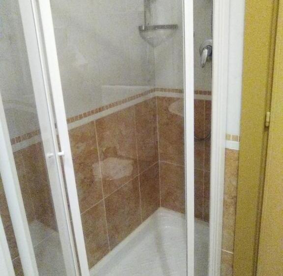 标准三人间, Heron