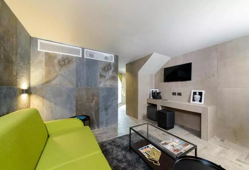 سوییت دوبلکس, Just Hotel Milano