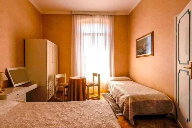 اتاق استاندارد سه نفره, Maderno