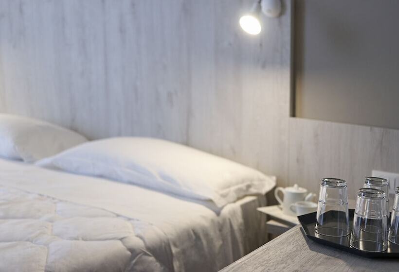 חדר קלאסי לשלושה, Terme Di Frasassi