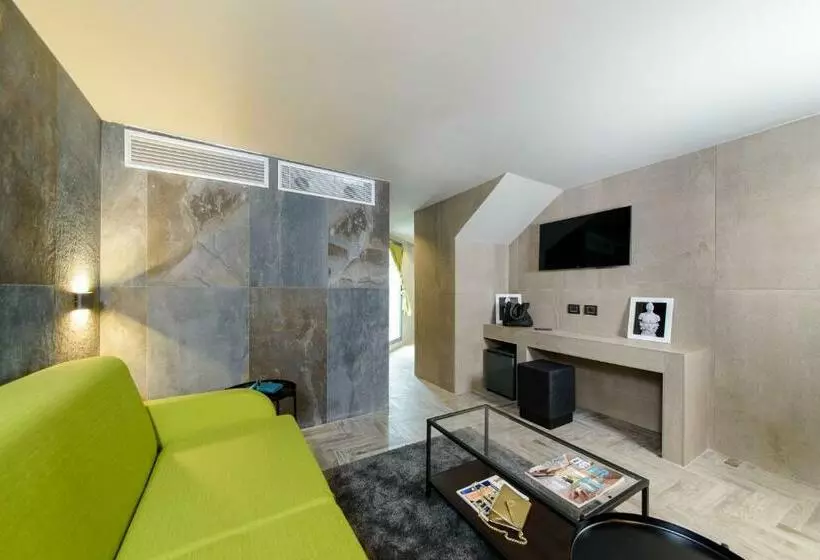 سوییت دوبلکس, Just Hotel Milano