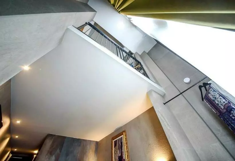 سوییت دوبلکس, Just Hotel Milano