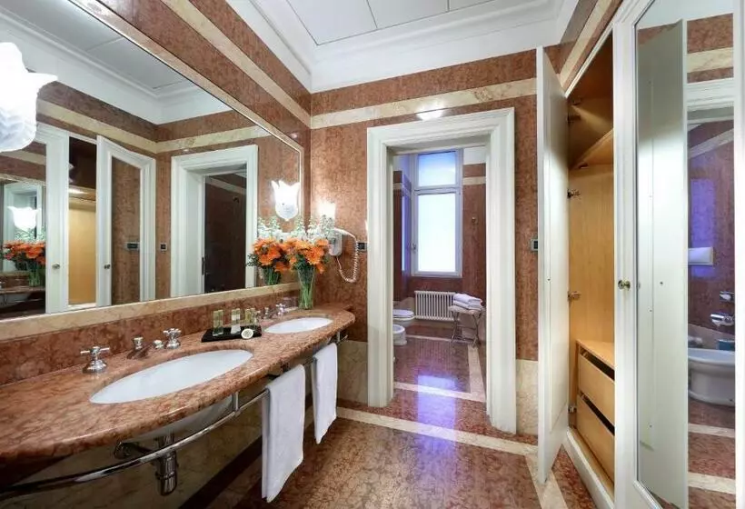 اتاق لوکس با چشم‌انداز دریا, Eurostars Hotel Excelsior