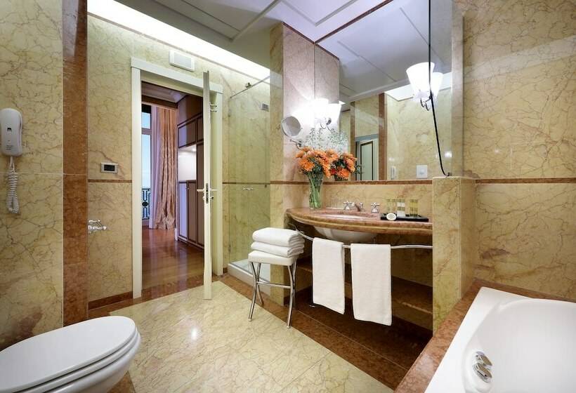 اتاق لوکس با چشم‌انداز دریا, Eurostars Hotel Excelsior
