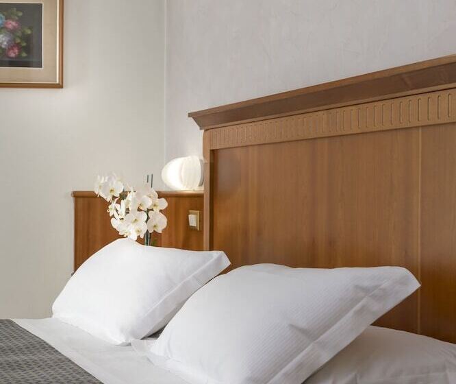 Camera Tripla Standard, Bellevue