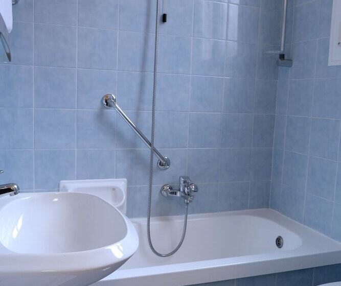 اتاق استاندارد سه نفره, Centrale Byron