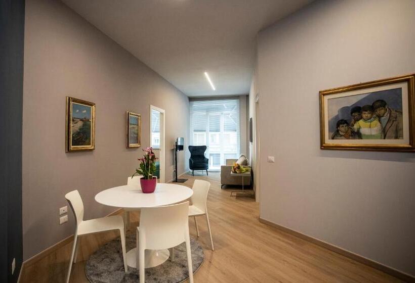 小型豪华套房, Delta