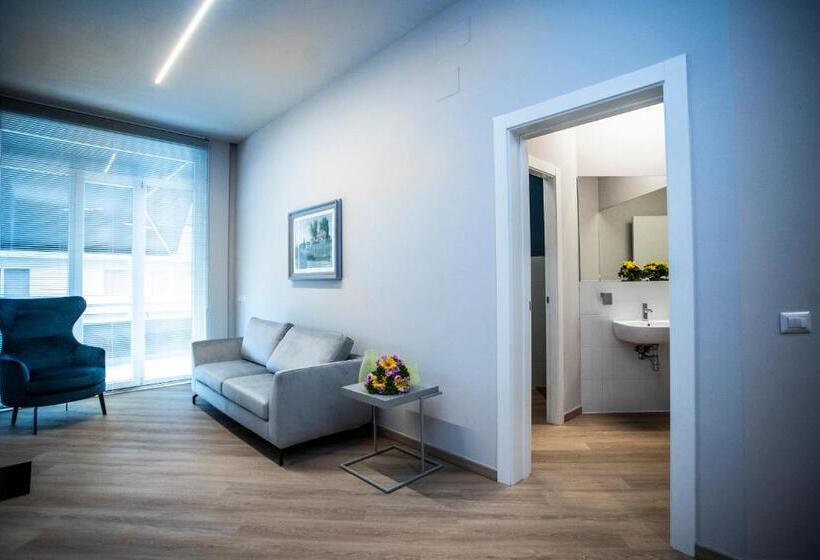 小型豪华套房, Delta