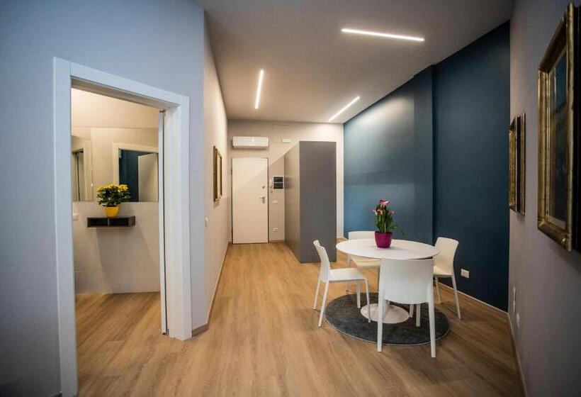 小型豪华套房, Delta