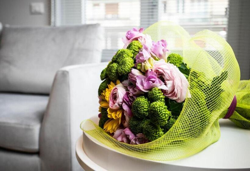 小型豪华套房, Delta