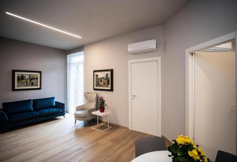 小型豪华套房, Delta