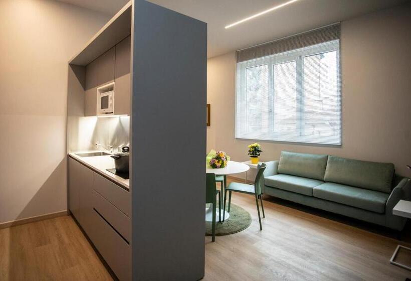 小型豪华套房, Delta