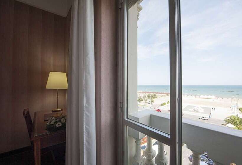 اتاق استاندارد با چشمانداز دریا, Esplanade