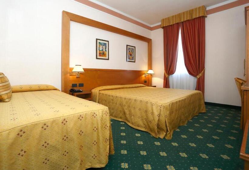 חדר סטנדרט לשלושה, Estense