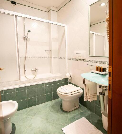 חדר סטנדרט לשלושה, Estense